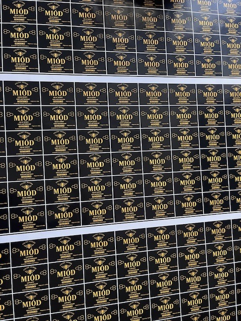 Etykiety na słoiki miodu - elegancki czarny projekt ze złotymi detalami, druk na folii samoprzylepnej.