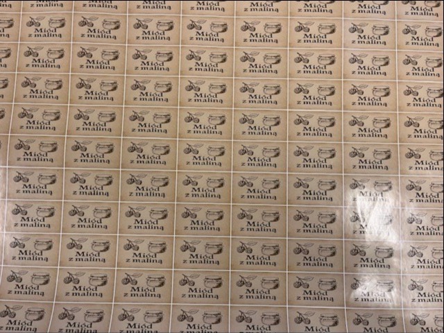 Etykiety na słoiki miodu z maliną - druk na folii samoprzylepnej, rustykalny styl.