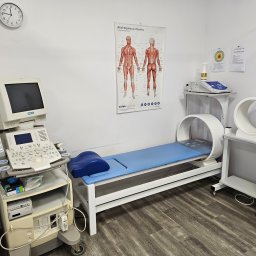 Leżanka do zabiegów i przenośne urządzenie do zabiegów pola magnetycznego