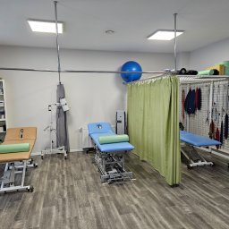 Trzy profesjonalnie wyposażone stanowiska do pracy z pacjentami. W pełni regulowane łózka oraz najnowocześniejszy sprzęt do zabiegów jak Tecaris do Terapii Tecar.