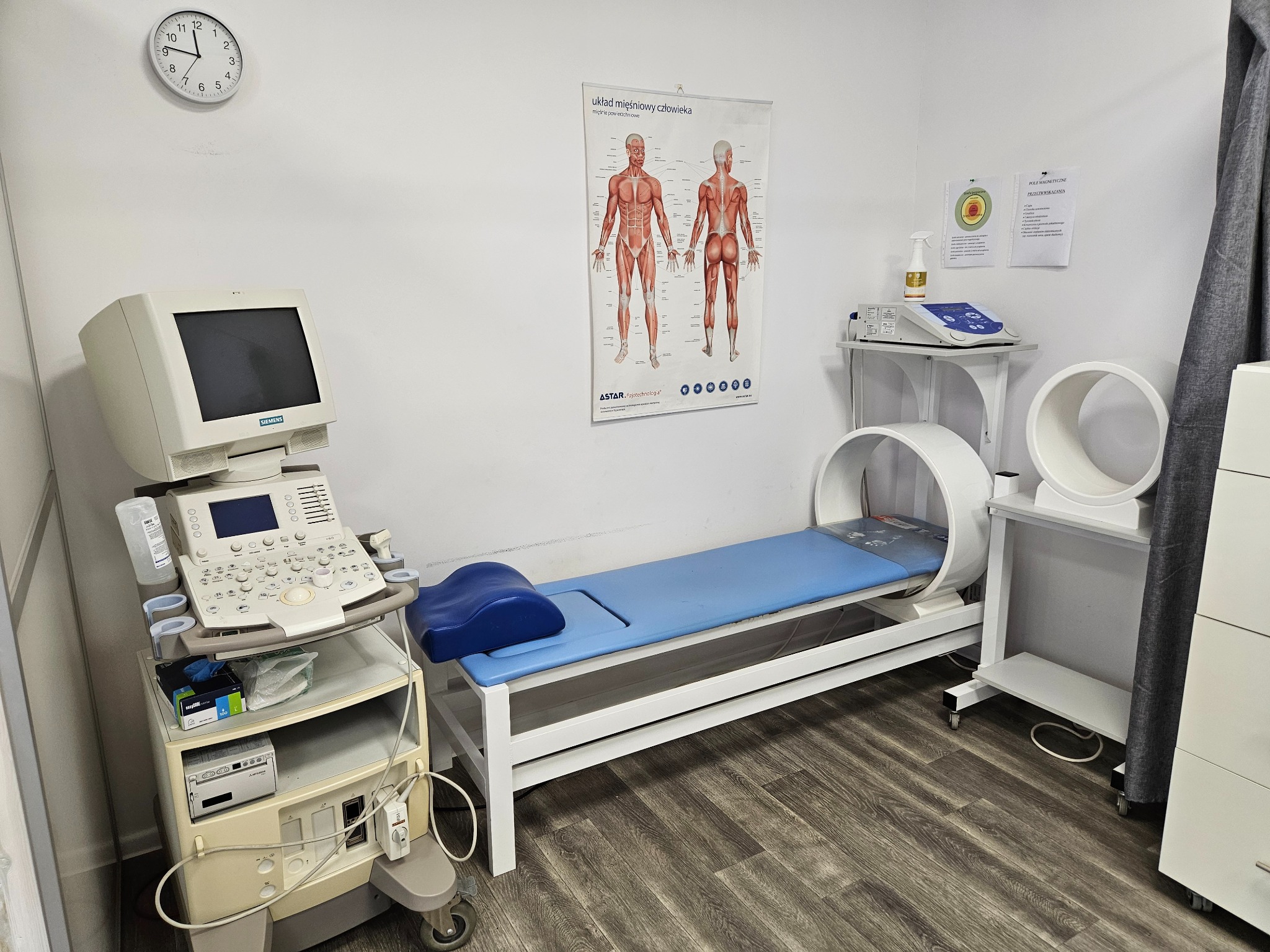 Leżanka do zabiegów i przenośne urządzenie do zabiegów pola magnetycznego