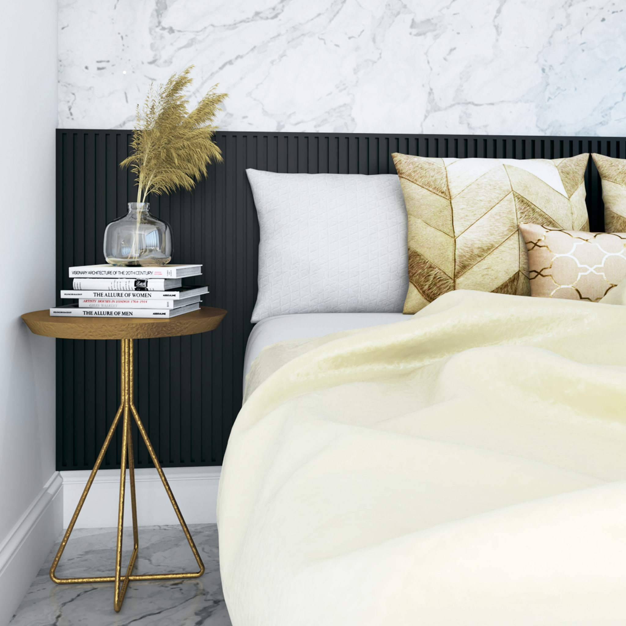 Sypialnia z czarnym panelem zagłówka, marmurową ścianą i stolikiem nocnym z książkami i wazonem z suszonymi trawami, w tonacji beżowo-białej. Stolik nocny ma złoty, ażurowy stelaż.