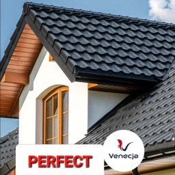 PERFECT - Fragment domu z czarnym dachem z blachodachówki, widoczne okno w drewnianej ramie i logo firmy nałożone na zdjęcie.