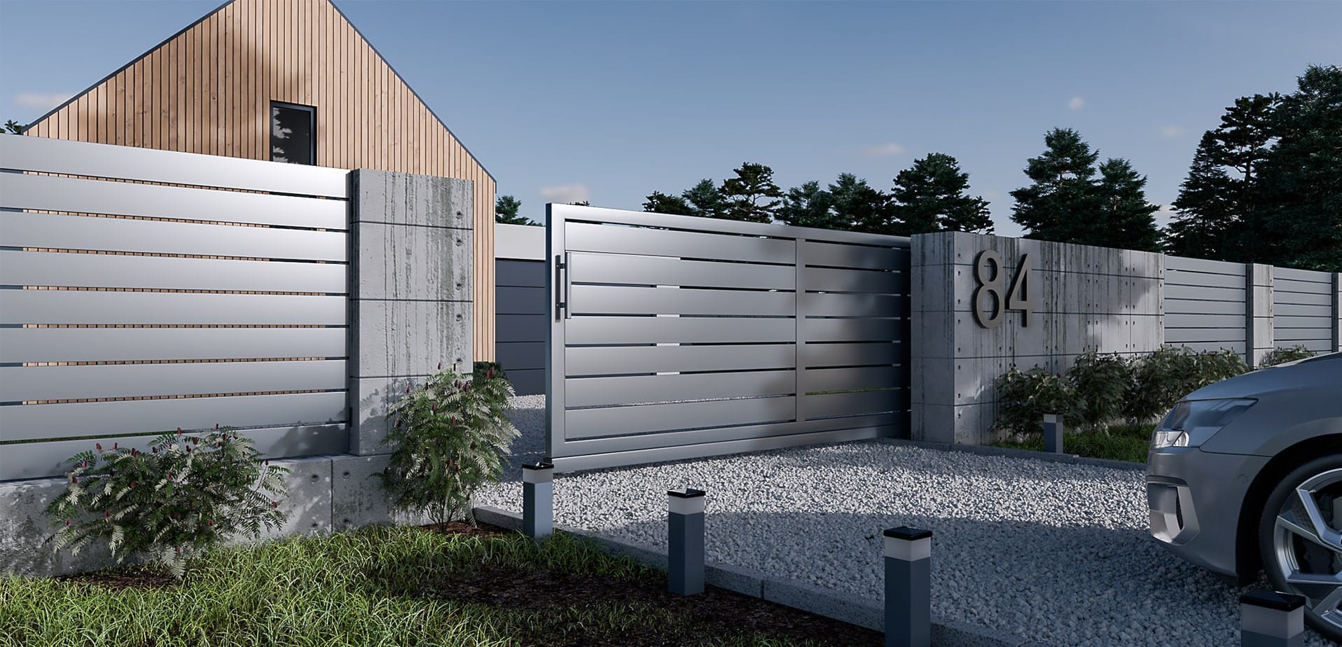 Nowoczesna, przesuwna brama wjazdowa z szarego metalu, z numerem domu '84' na betonowym słupku, otoczona zielenią i żwirowym podjazdem.
