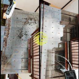 Jakub Nowicki Ruthless Service Usługi Alpinistyczne Prace Wysokościowe - Porównanie przed i po: Zanieczyszczony daszek balkonowy z brudem i liśćmi, a następnie czysty, umyty wodą demineralizowaną, z widocznymi kroplami wody i odbiciami.