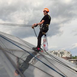 Mycie kopuły galerii Silesia technikami alpinistycznymi