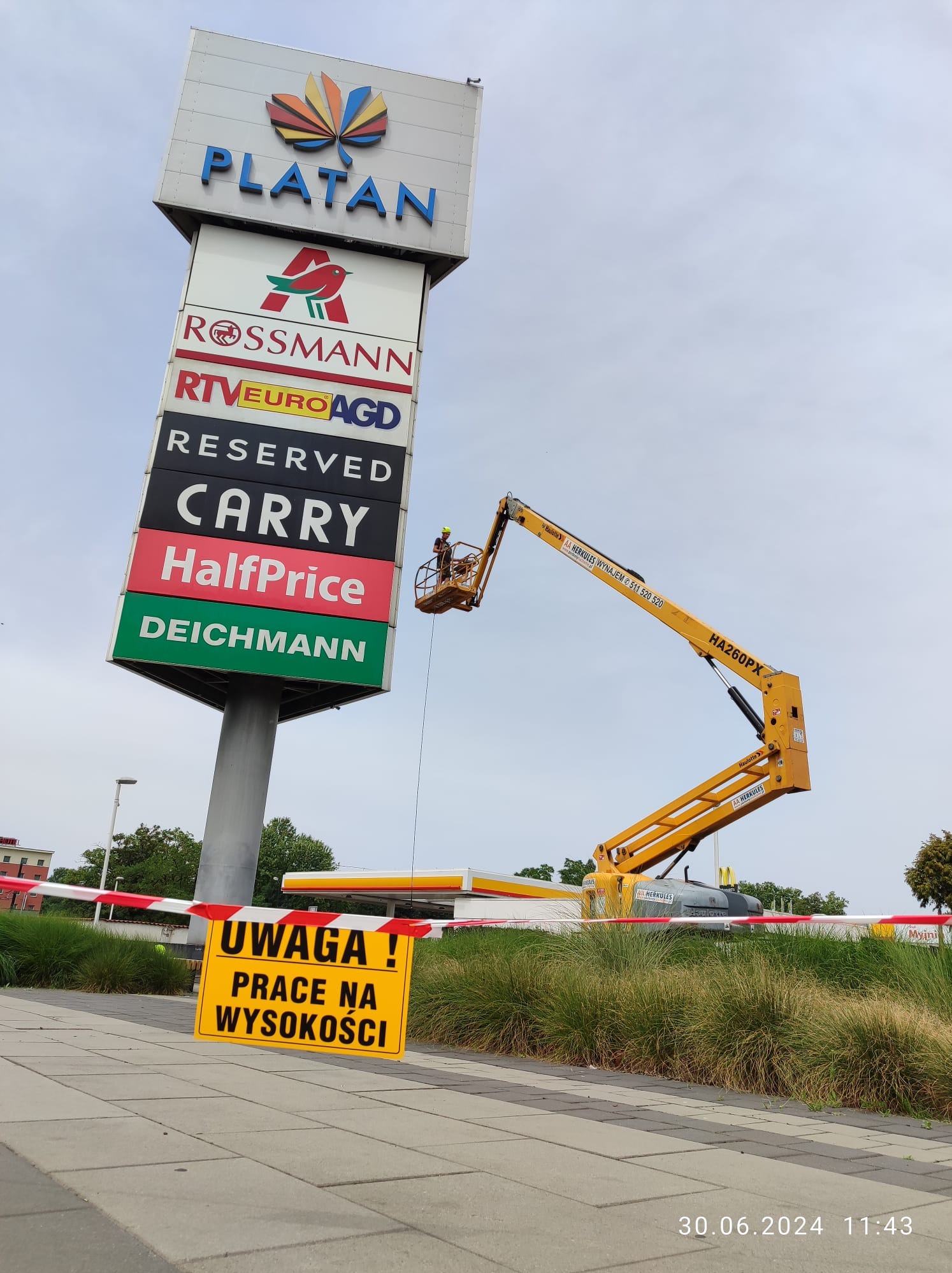Galeria Platan Zabrze kolejne mycie totemu tym razem chemia i myjki ciśnieniowe przy pomocy podestu ruchomego.