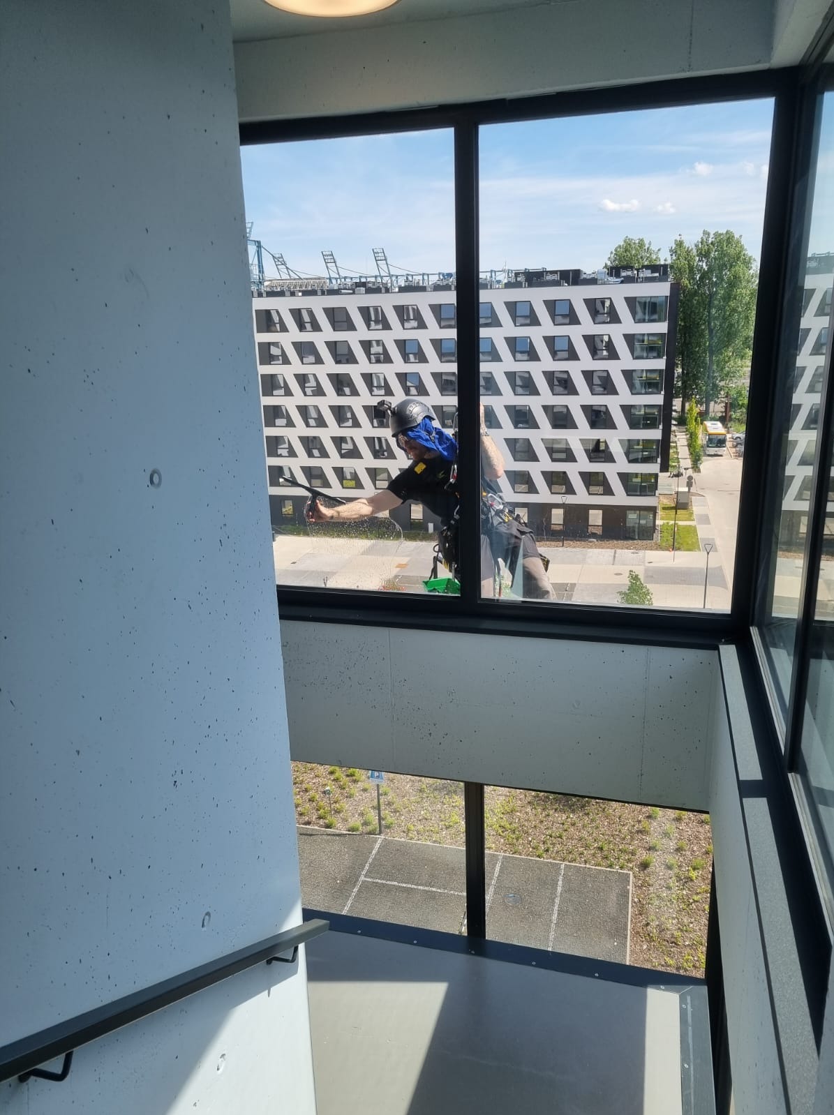 Kraków mycie okien technikami alpinistycznymi.