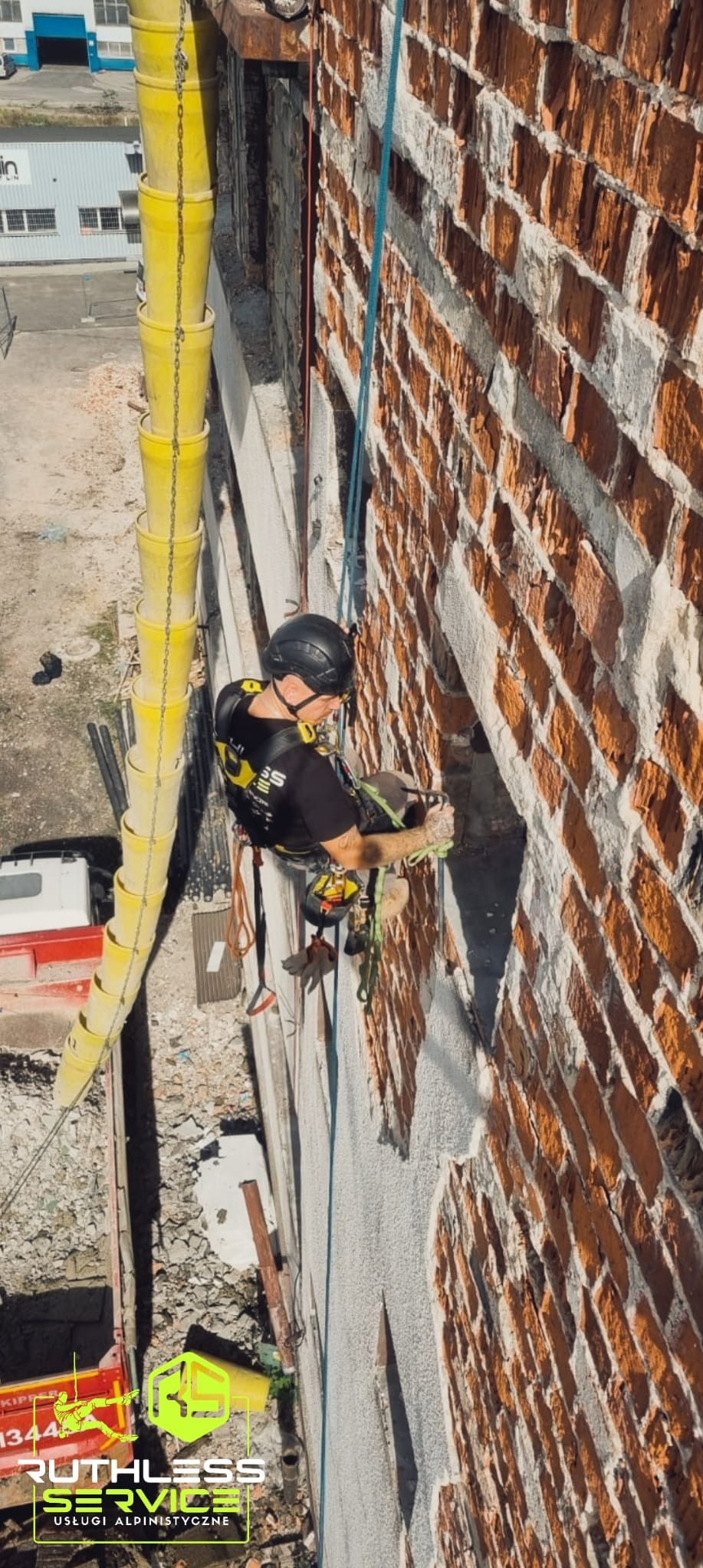 Skuwanie luźnych ubytków na budowie przed montażem okien