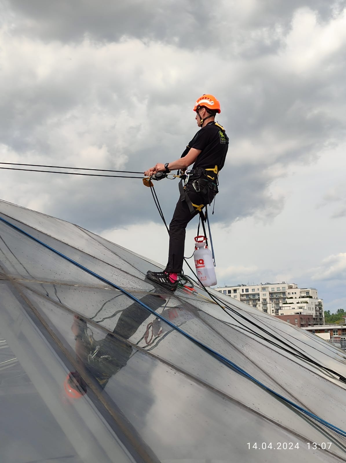 Mycie kopuły galerii Silesia technikami alpinistycznymi