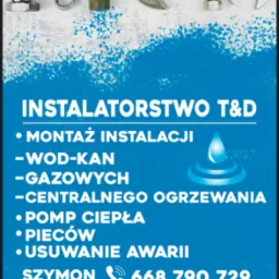 Plakat firmy instalatorskiej T&D z Miejskiej Górki oferującej montaż instalacji wod-kan, gazowych, centralnego ogrzewania, pomp ciepła, pieców oraz usuwanie awarii, z narzędziami hydraulicznymi w tle.