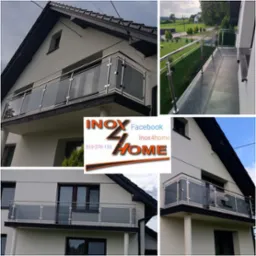 Szklana balustrada balkonowa z ciemnego, dymionego szkła i polerowanej stali nierdzewnej, zamontowana na balkonie domu z jasną elewacją.