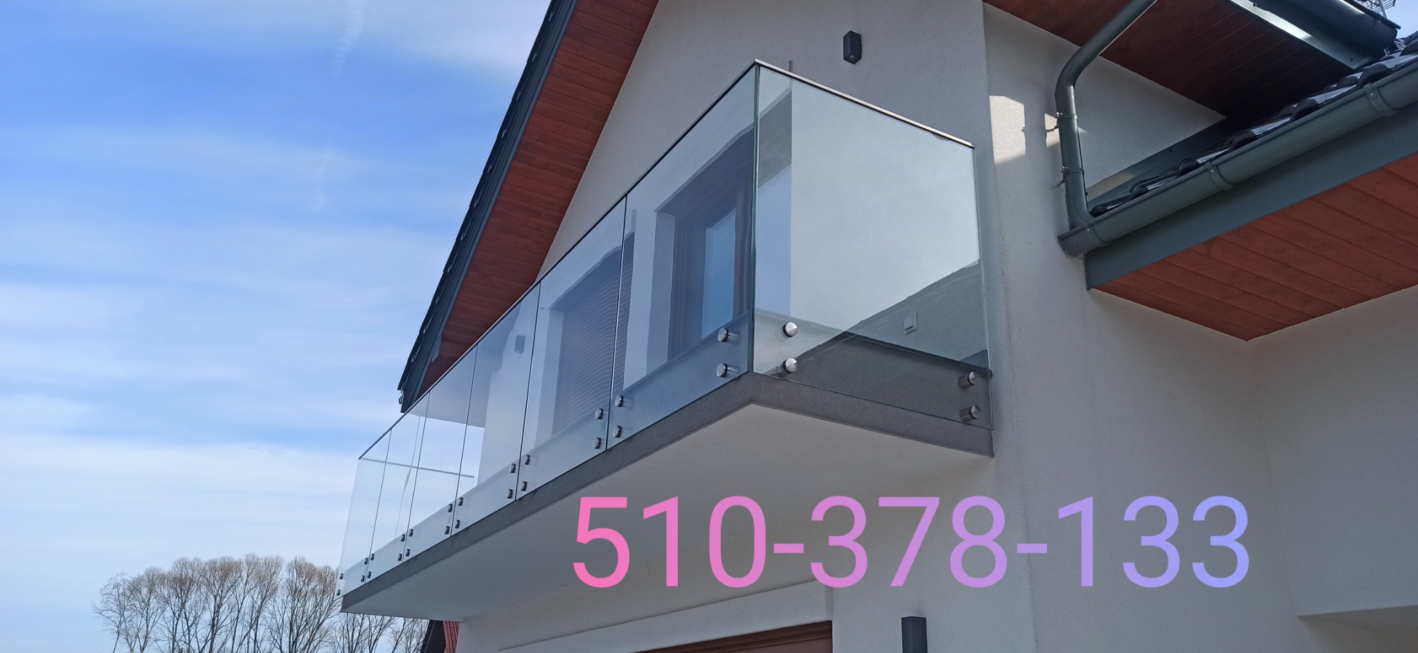 Balustrady samo szklane na rotulach montowane po elewacji.