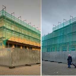 ZŁOTY KĄT SPÓŁKA Z OGRANICZONĄ ODPOWIEDZIALNOŚCIĄ - Budynek w trakcie renowacji, otoczony rusztowaniami z zieloną siatką ochronną i metalowym ogrodzeniem tymczasowym. Dwie wersje zdjęcia obok siebie: jedna z cieplejszym oświetleniem, druga...