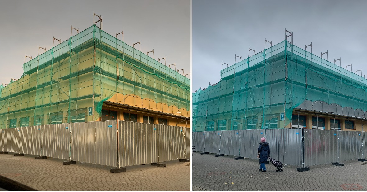 Budynek w trakcie renowacji, otoczony rusztowaniami z zieloną siatką ochronną i metalowym ogrodzeniem tymczasowym. Dwie wersje zdjęcia obok siebie: jedna z cieplejszym oświetleniem, druga...