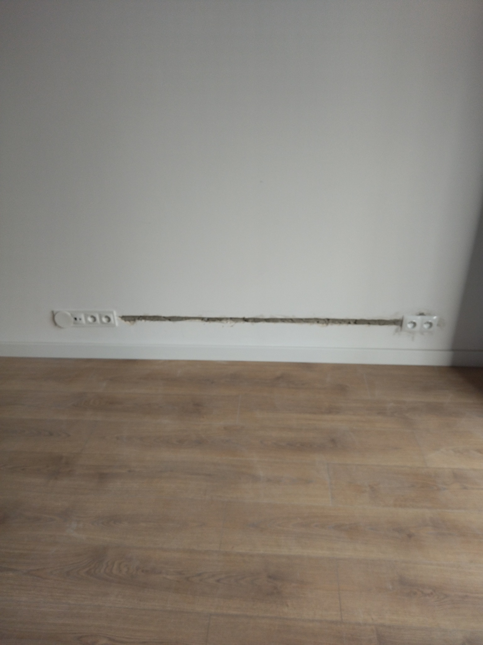 Dodatkowe gniazdo elektryczne, brozdnowanie, montaż, podłączenie