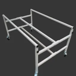 Metalowa rama konstrukcyjna na kółkach, spawana z profili, pomalowana na biało, widok z dołu pod kątem na szarym tle.