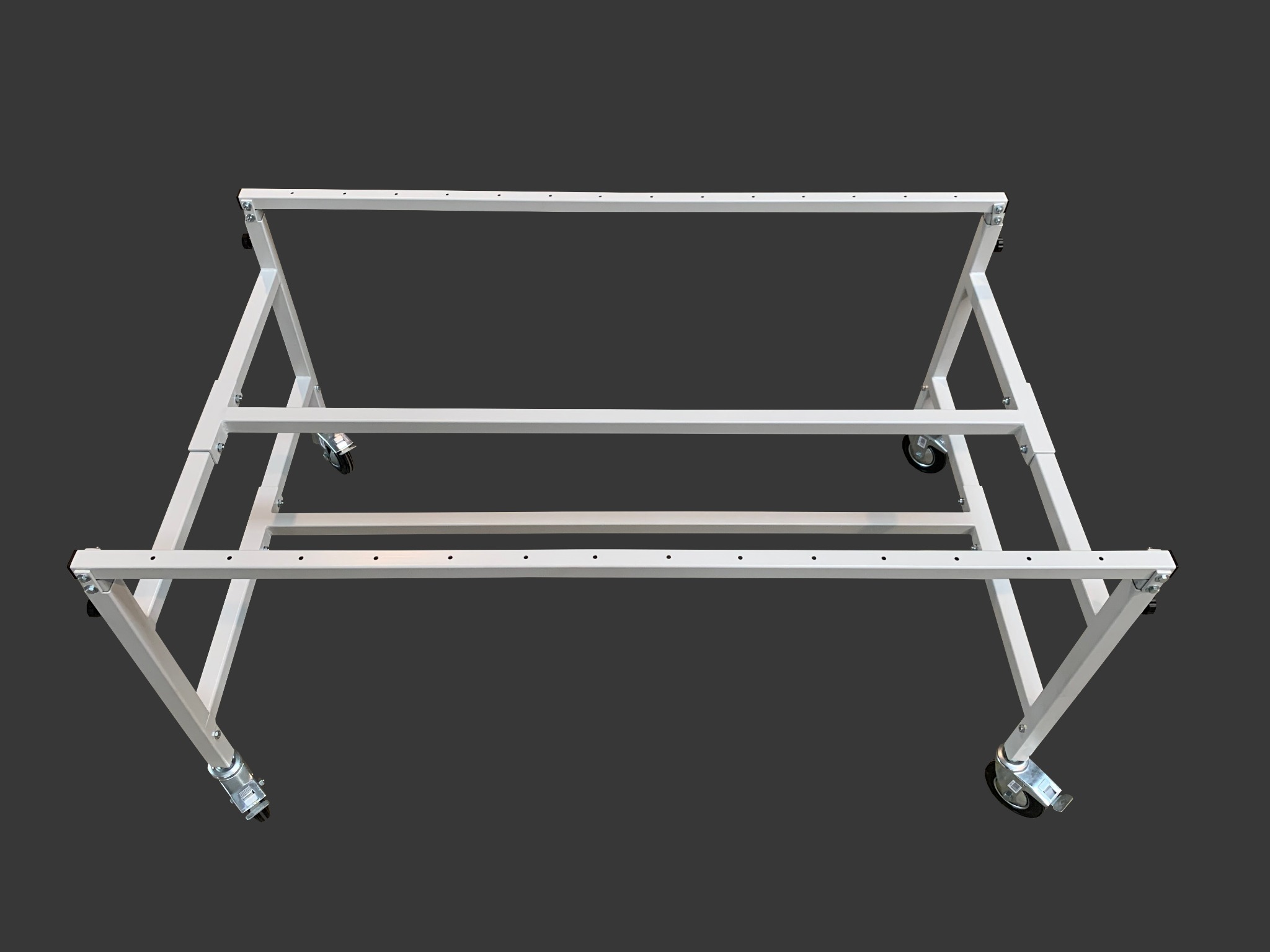 Biała, metalowa konstrukcja nośna na kółkach, z otworami montażowymi, na jednolitym szarym tle, widok z dołu.