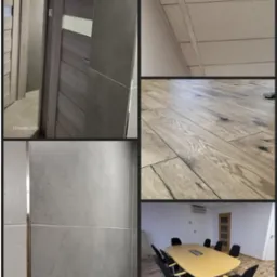 Kolaż prezentujący wykończenie wnętrz: drzwi z panelami, podwieszany sufit, parkiet oraz sala konferencyjna z drewnianą podłogą i stołem. Stonowana kolorystyka.