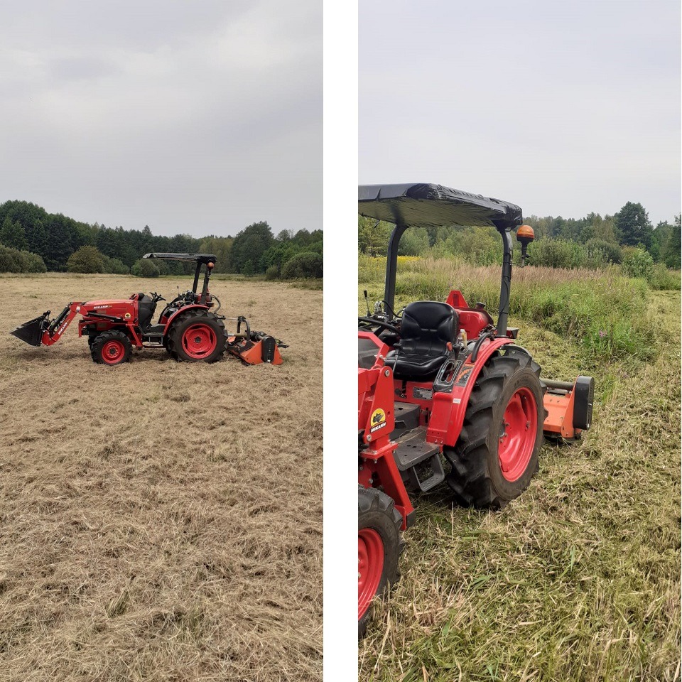 Czerwony traktor z kosiarką bijakową i ładowaczem czołowym, stojący na polu po skoszeniu trawy w Łodzi, w tle widoczne drzewa.