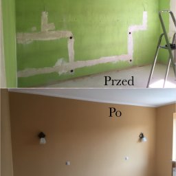 Jakub Jaworski Jawbud - Porównanie stanu pokoju przed i po malowaniu: zielone ściany z zagruntowanymi śladami po instalacjach elektrycznych kontra pomalowane na beżowo ściany z zamontowanymi kinkietami, widoczne gniazdka...