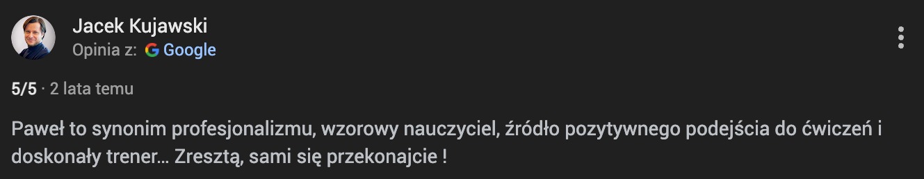 Zrzut ekranu z opinią klienta (Jacek Kujawski) o trenerze Pawle, podkreślający jego profesjonalizm i pozytywne podejście do ćwiczeń. Ocena 5/5 z Google.