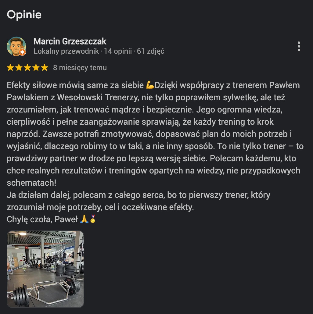 Opinia zadowolonego klienta o trenerze personalnym, podkreślająca efekty siłowe i indywidualne podejście. W tle widoczny sprzęt na siłowni.