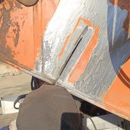 Szymon Hausler - Przygotowanie do spawania pękniętego ramienia koparki