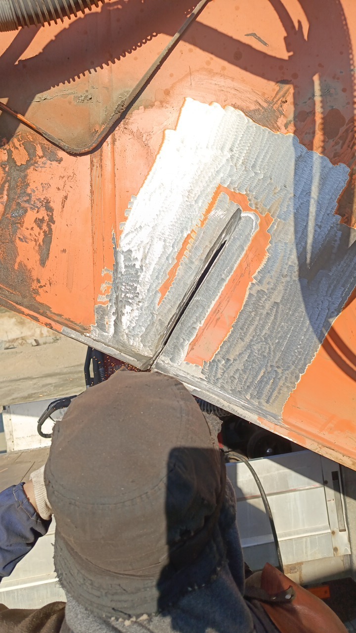 Przygotowanie do spawania pękniętego ramienia koparki