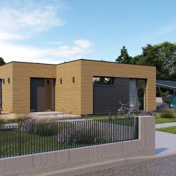 SUNTRIO SPÓŁKA Z OGRANICZONĄ ODPOWIEDZIALNOŚCIĄ - Nowoczesny dom modułowy z elewacją z jasnego drewna, tarasem z huśtawką i miejscem parkingowym z panelami słonecznymi dla samochodu elektrycznego, widok zza niskiego betonowego murku z metalowym...
