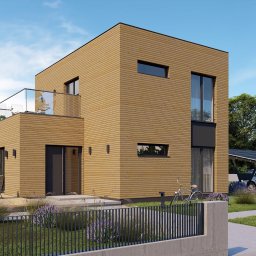 SUNTRIO SPÓŁKA Z OGRANICZONĄ ODPOWIEDZIALNOŚCIĄ - Nowoczesny, dwukondygnacyjny dom z drewnianą elewacją, balkonem z przeszkloną balustradą i wiatą solarną dla samochodu.