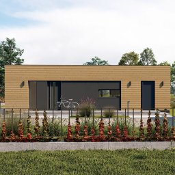 SUNTRIO SPÓŁKA Z OGRANICZONĄ ODPOWIEDZIALNOŚCIĄ - Nowoczesny dom z drewnianą elewacją, rower oparty o ścianę, carport z panelami słonecznymi i samochód w tle.
