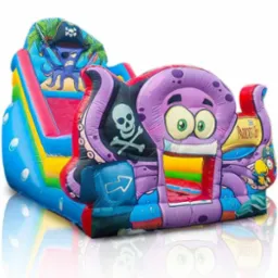 Kolorowy dmuchany zamek w kształcie ośmiornicy pirata z motywem pirackim, widoczne detale takie jak czaszka, skrzyżowane piszczele i papuga.