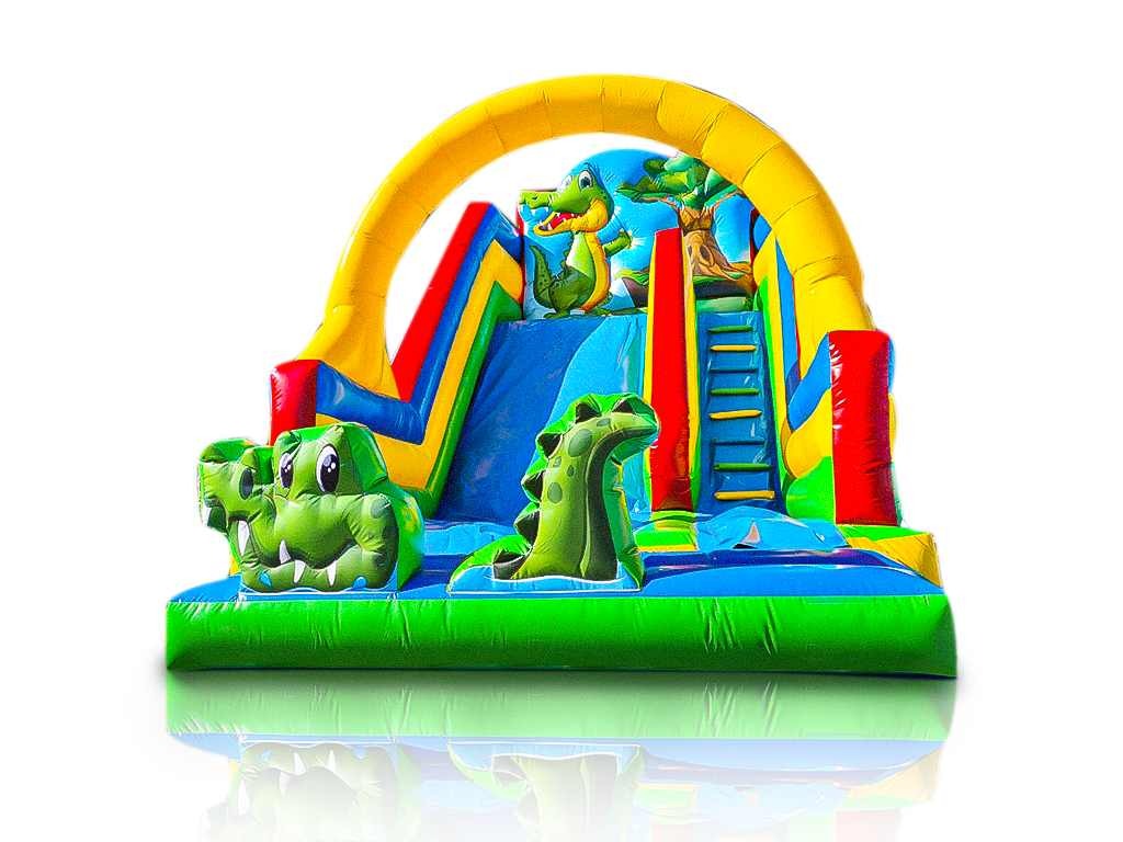 Kolorowy, dmuchany zamek ze zjeżdżalnią w motywie krokodyli i dżungli, z żółtym łukiem i schodkami, na białym tle z odbiciem.
