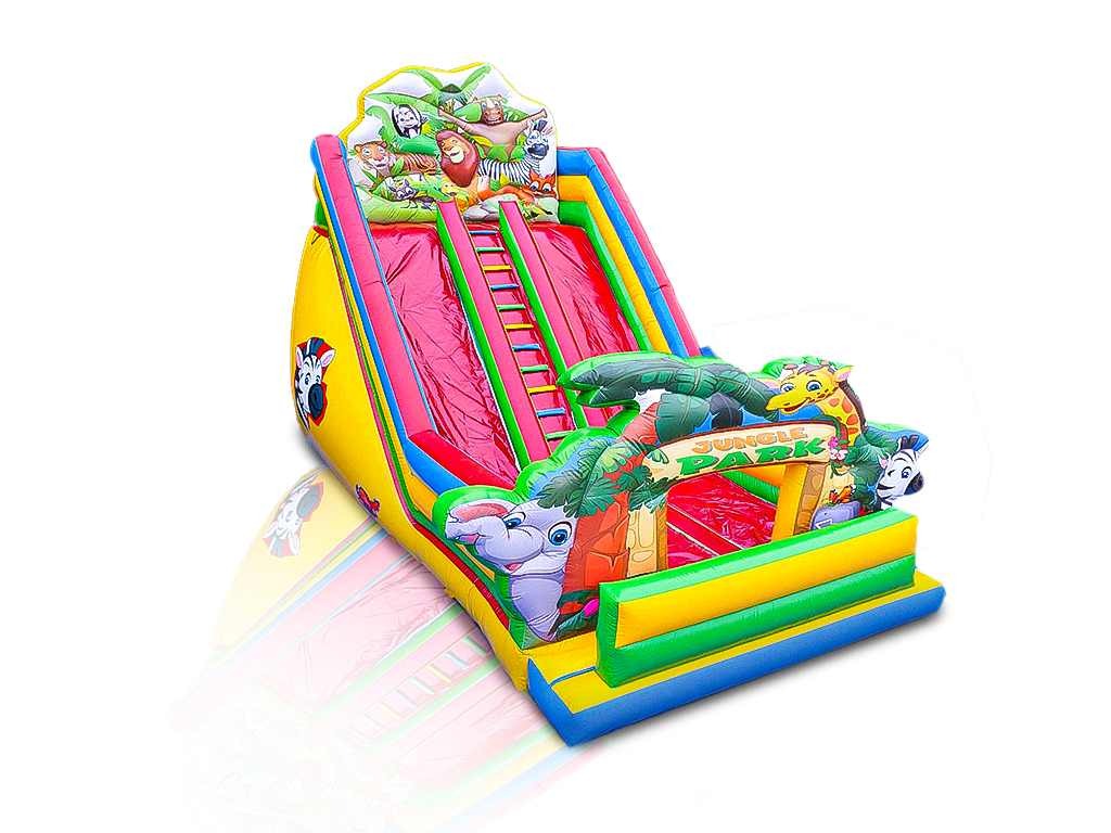 Kolorowa dmuchana zjeżdżalnia z motywem dżungli i wizerunkami zwierząt, takimi jak zebra, słoń, żyrafa i lew, ustawiona na białym tle.
