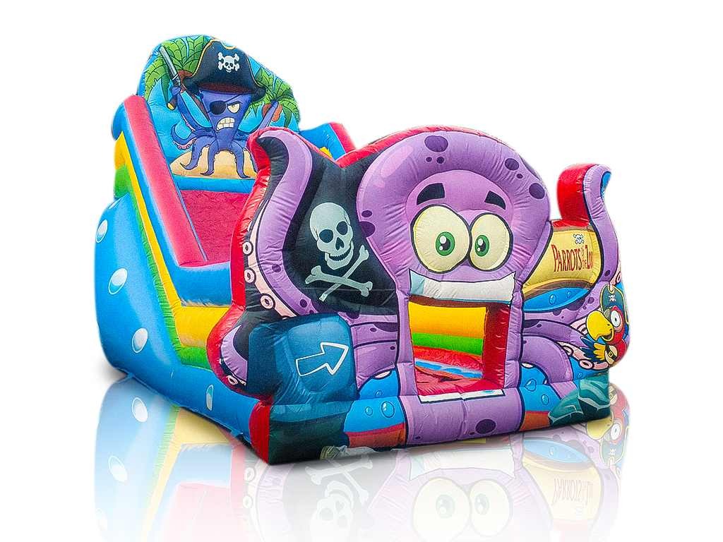 Kolorowy dmuchany zamek w kształcie ośmiornicy pirata z motywem pirackim, widoczne detale takie jak czaszka, skrzyżowane piszczele i papuga.