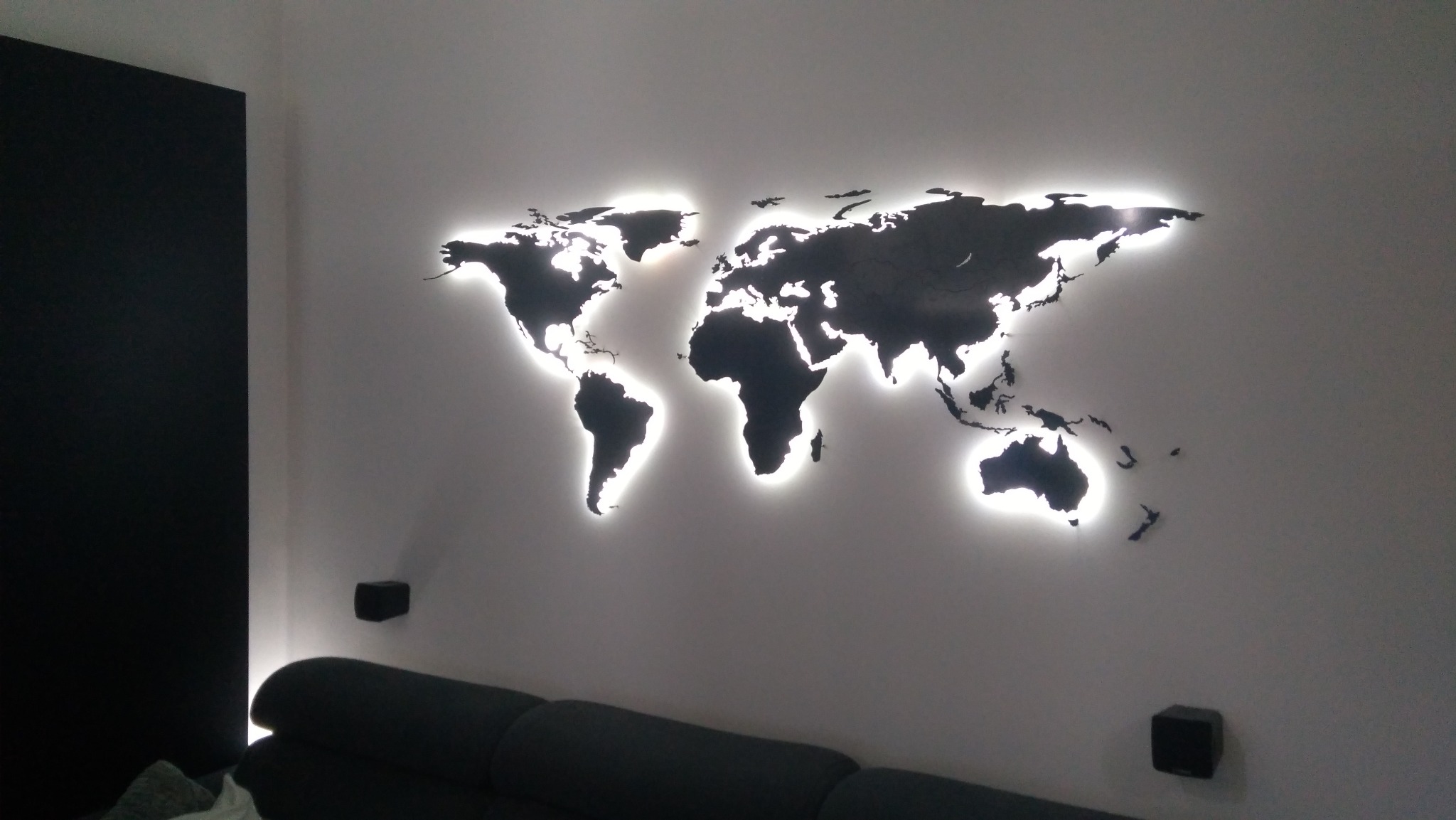 Mapa świata na ścianie, cięta laserowo, podświetlenie LED.
