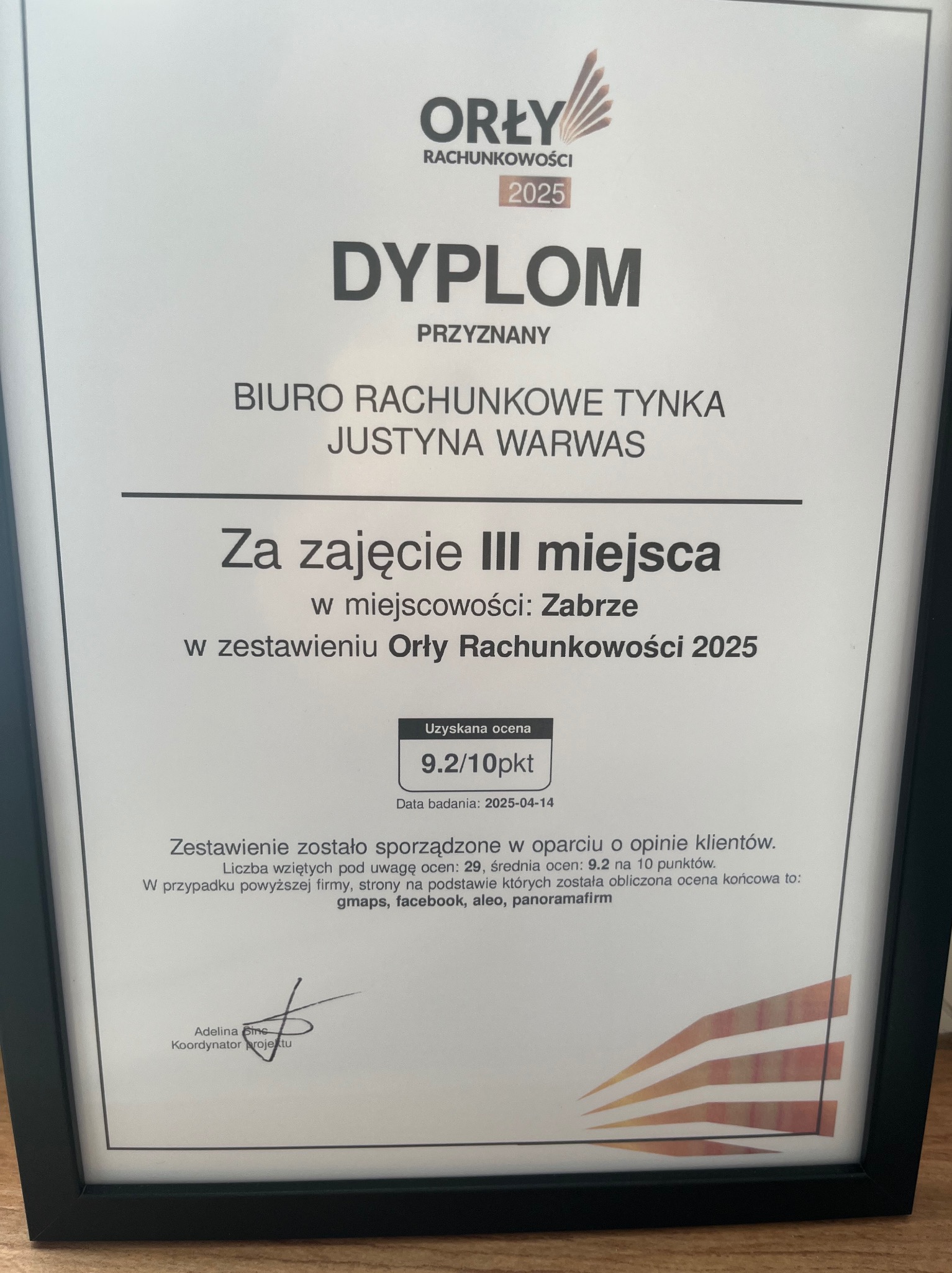 Dyplom w ramce dla Biura Rachunkowego Tynka Justyna Warwas za zajęcie III miejsca w zestawieniu Orły Rachunkowości 2025, z oceną 9.2/10.