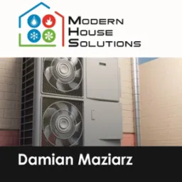 Szara, dwuczęściowa jednostka zewnętrzna klimatyzacji zamontowana na ścianie budynku z cegły, widoczny pionowy przewód odprowadzający, logo firmy Modern House Solutions u góry.