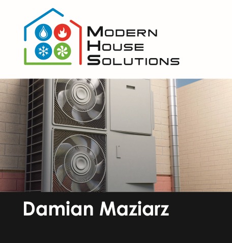 Szara, dwuczęściowa jednostka zewnętrzna klimatyzacji zamontowana na ścianie budynku z cegły, widoczny pionowy przewód odprowadzający, logo firmy Modern House Solutions u góry.