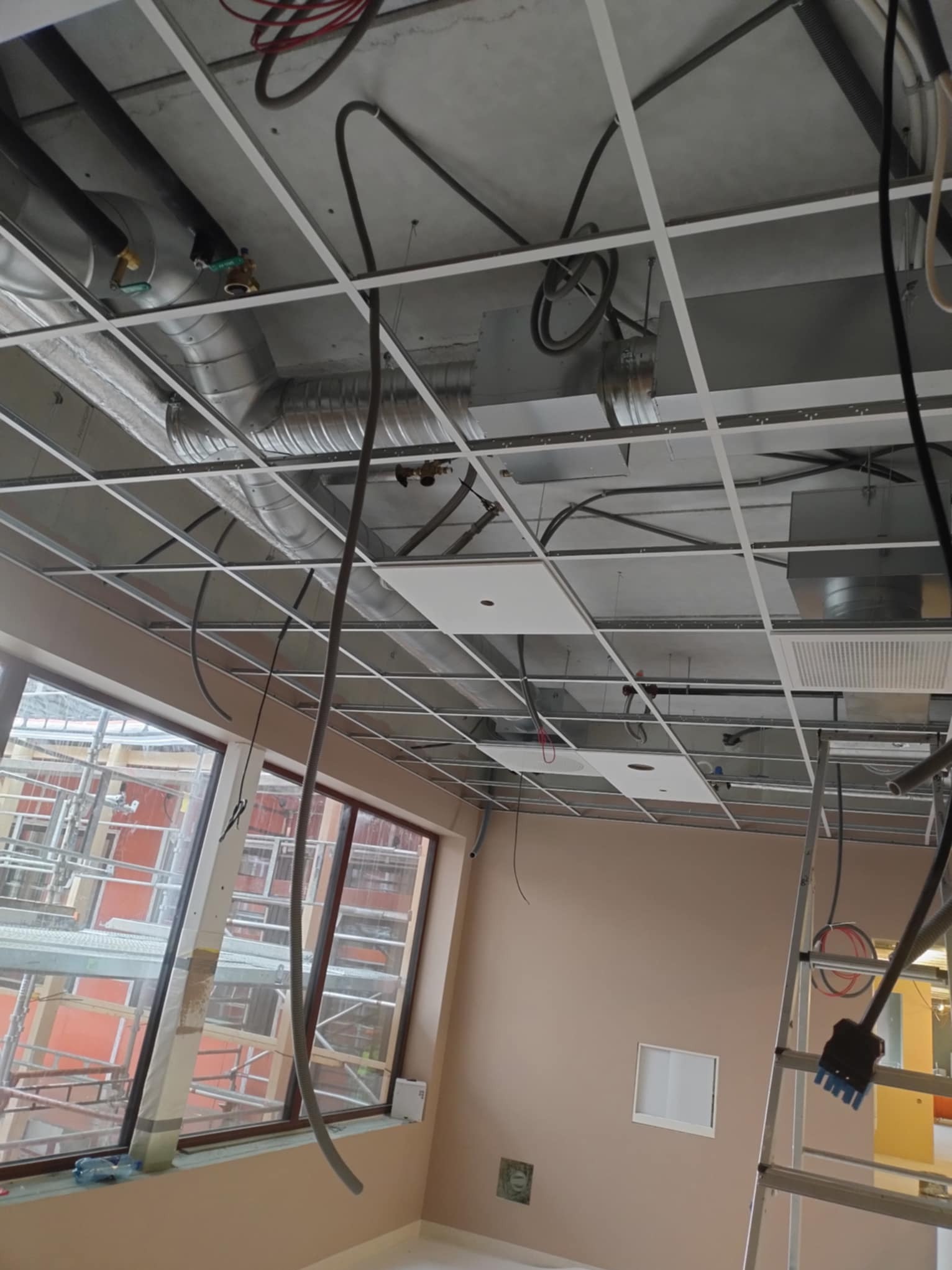 Montaż wentylacji na obiekcie szpitalnym.