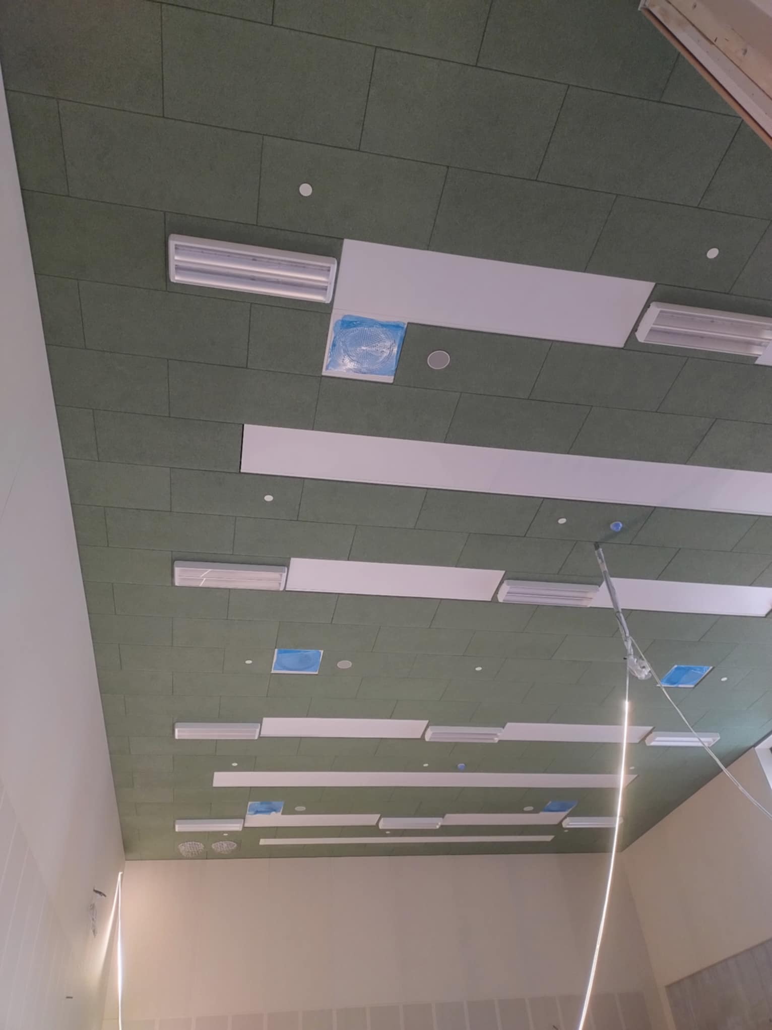 Montaż wentylacji przemysłowej - sufit kasetonowy nad salą po montażu kasetonów.