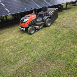Wojtek Ogrody Wojciech Karpiak - Koszenie dużych terenów – traktorek koszący przy instalacjach PV.