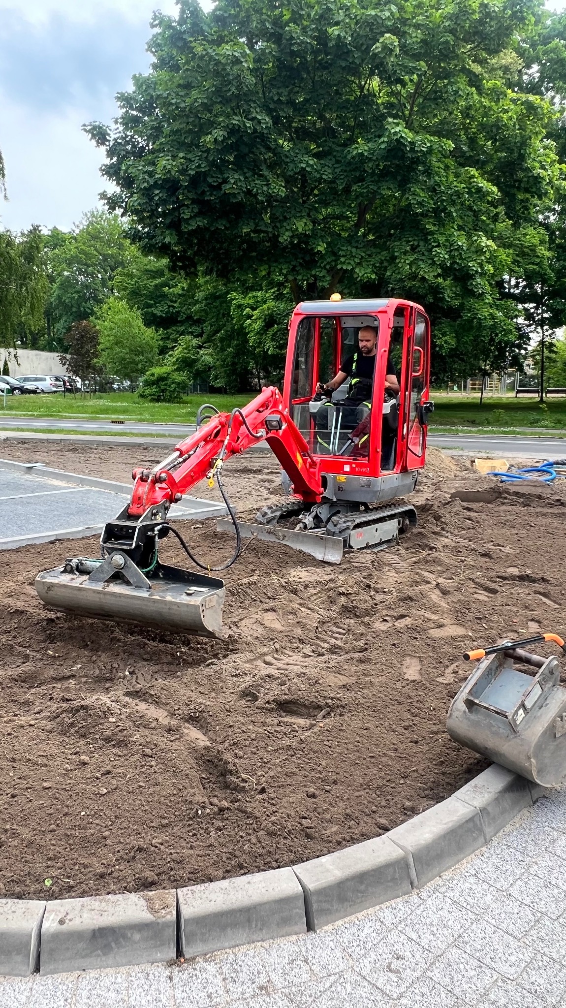 Prace ziemne minikoparką – niwelacja terenu, przygotowanie pod inwestycje.