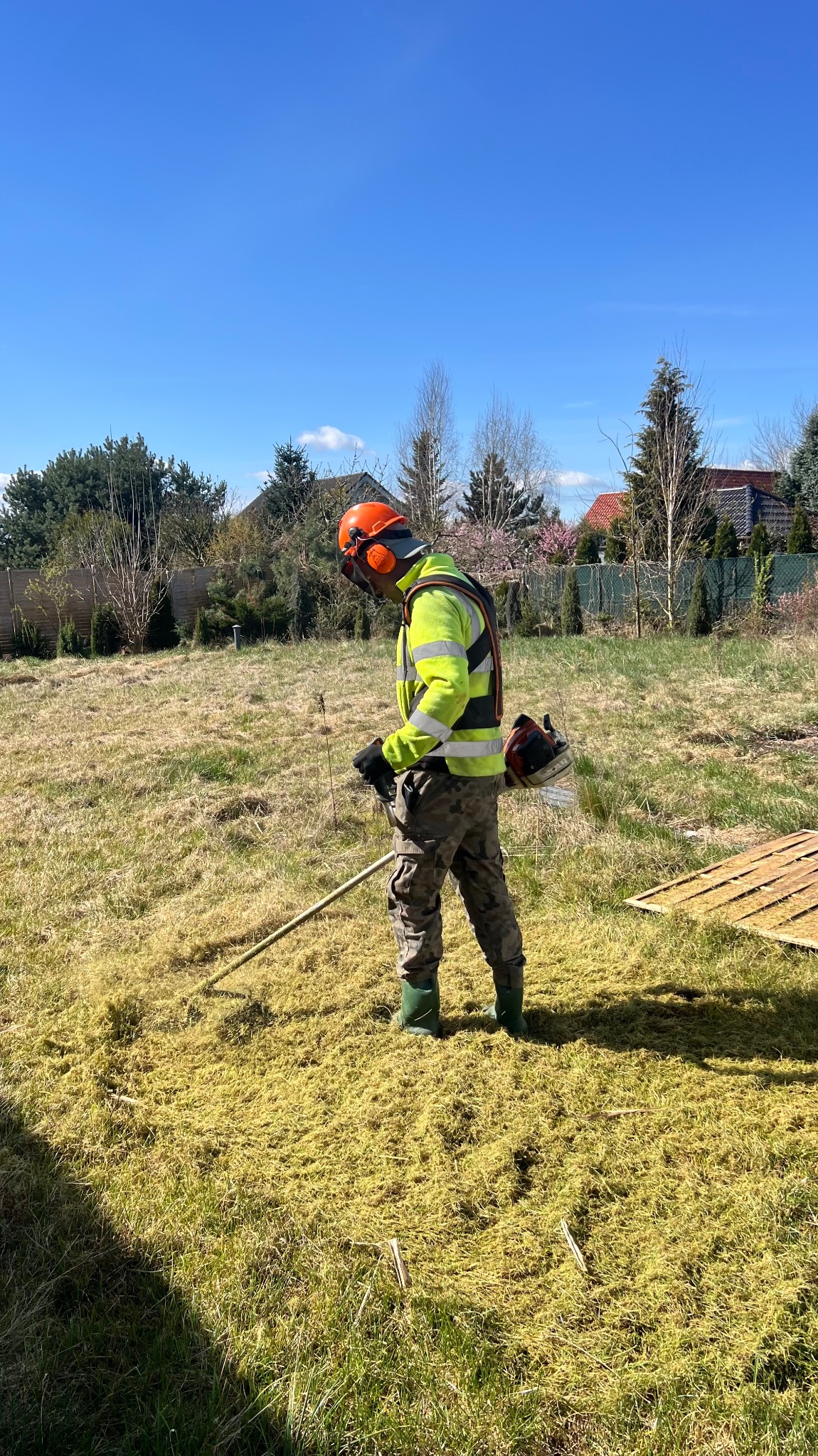 Koszenie trawy i zarośli – precyzyjna pielęgnacja terenów zielonych.