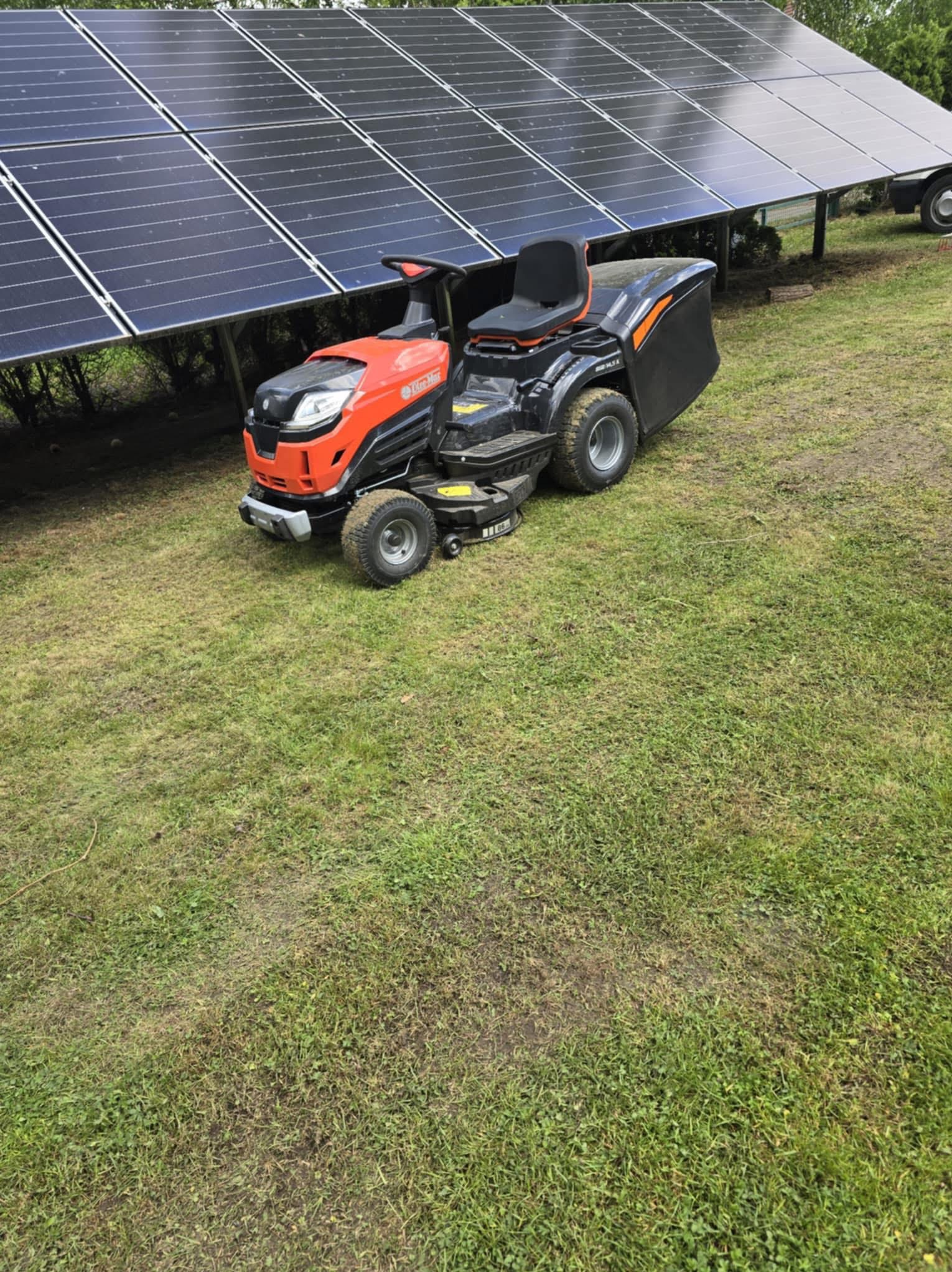 Koszenie dużych terenów – traktorek koszący przy instalacjach PV.