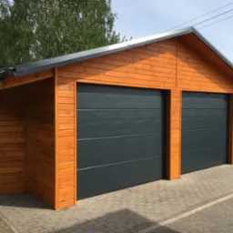 Drewniany garaż dwustanowiskowy z szarymi segmentowymi bramami, widoczny z zewnątrz, z dodatkowym pomieszczeniem z boku.