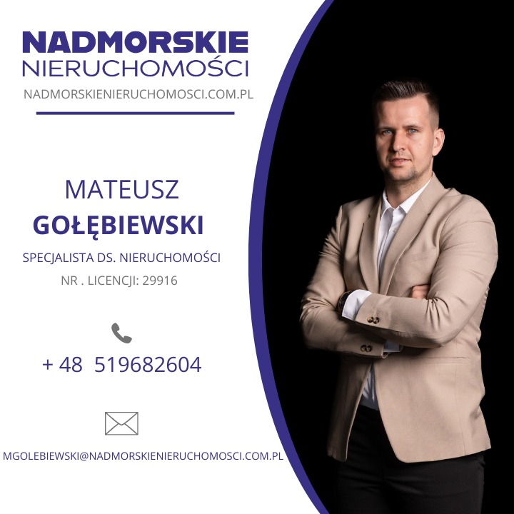 Portret Mateusza Gołębiewskiego, specjalisty ds. nieruchomości, na tle firmowego logo i danych kontaktowych.