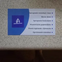 Wizytówka firmy Serwclean z logo przedstawiającym kroplę wody i osobę sprzątającą, oferującej usługi sprzątania mieszkań i biur, mycia okien, sprzątania budynków, wystawiania pojemników, prania...