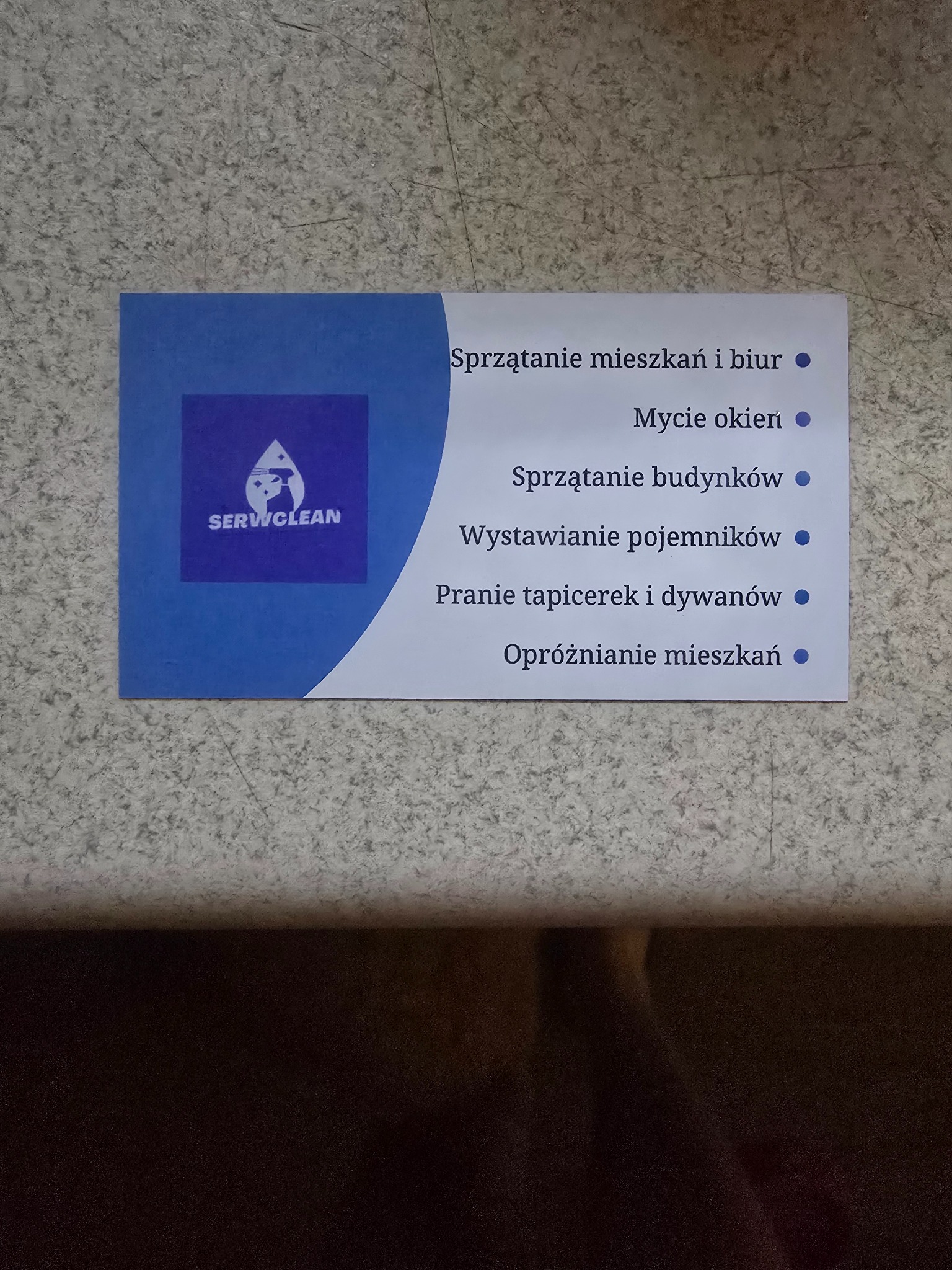 Wizytówka firmy Serwclean z logo przedstawiającym kroplę wody i osobę sprzątającą, oferującej usługi sprzątania mieszkań i biur, mycia okien, sprzątania budynków, wystawiania pojemników, prania...